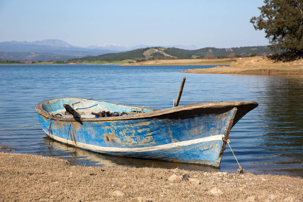 bateau à rames bleu sur le lac
 - Photo, image