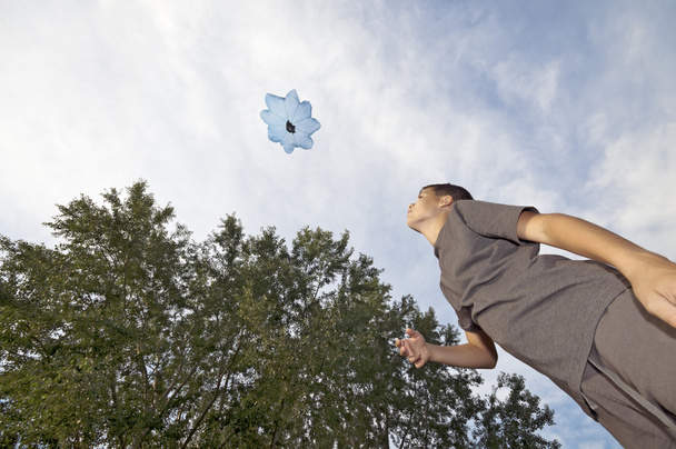 Jugar con paracaídas juguete
 - Foto, imagen