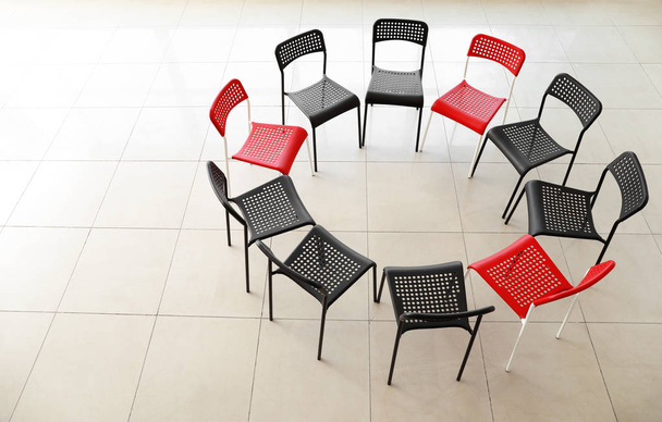 Пустые стулья, подготовленные для групповой терапии в помещении
 - Фото, изображение