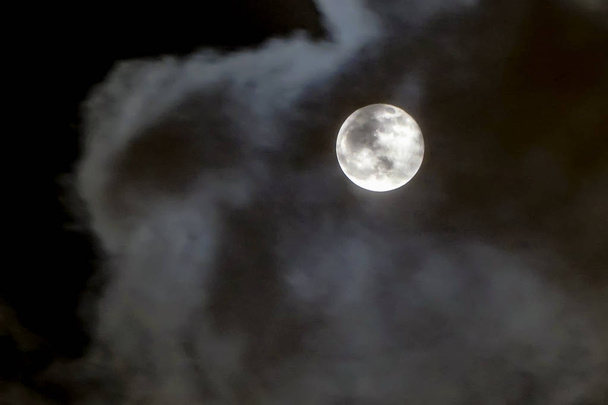 Lua voando através das nuvens
 - Foto, Imagem