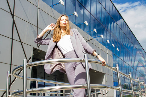 Giovane donna d'affari sullo sfondo del business center
 - Foto, immagini