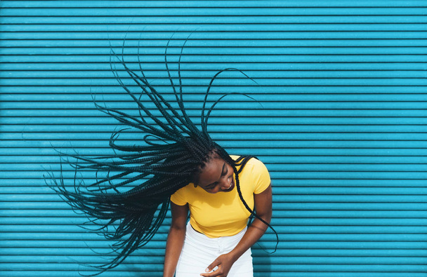 Афроамериканець жінка розмахуючи її дреди - Фото, зображення