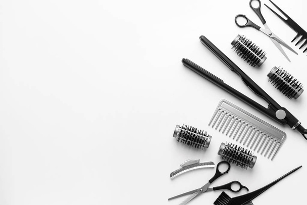 Conjunto de ferramentas de cabeleireiro e acessórios sobre fundo branco
 - Foto, Imagem