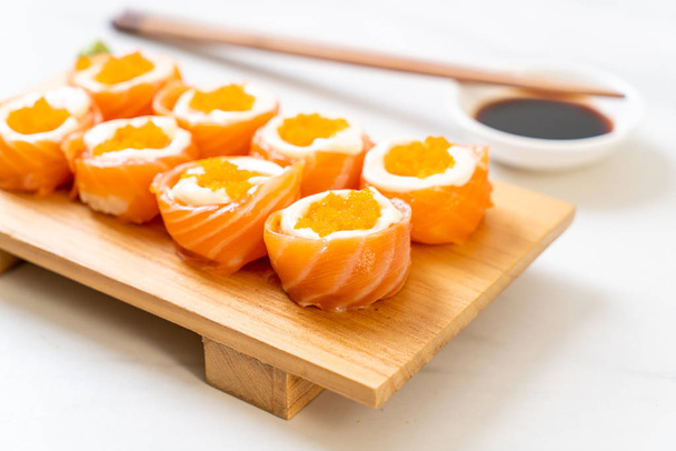 fresh salmon sushi roll with mayonnaise and shrimp egg - Foto, afbeelding