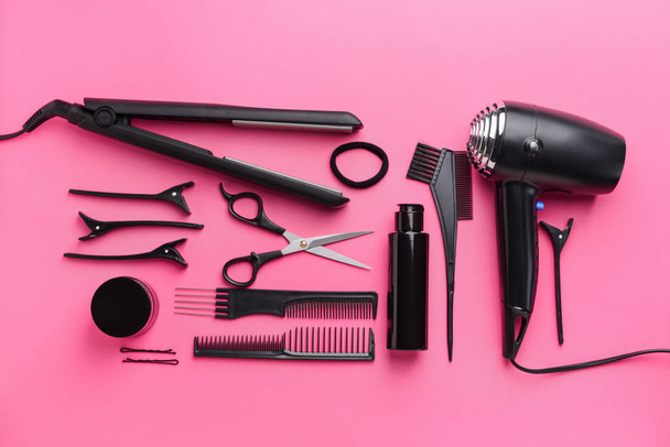 Ensemble d'outils et accessoires de coiffure sur fond de couleur
 - Photo, image