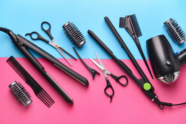 Набор инструментов и аксессуаров для парикмахеров на цветном фоне
 - Фото, изображение