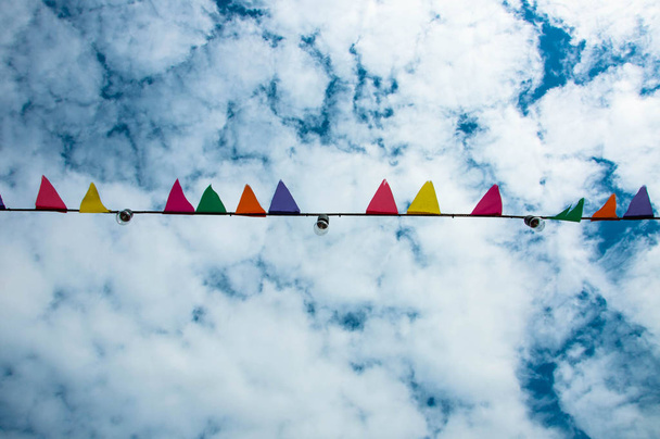 bandeiras coloridas no fundo do céu nublado
 - Foto, Imagem