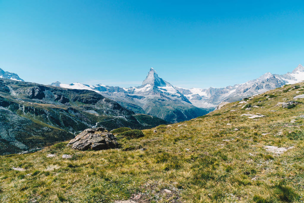 widoki na szczyt Matterhorn w Zermatt, Szwajcaria. - Zdjęcie, obraz