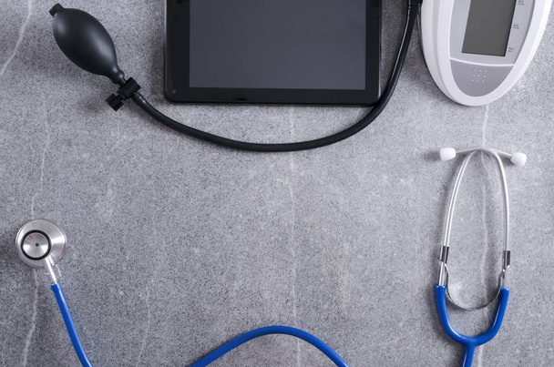 Měřič krevního tlaku, stetoskop na šedém povrchu - Fotografie, Obrázek