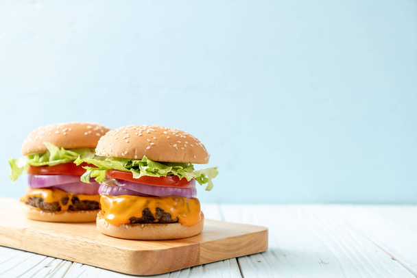 hamburger di manzo fresco e gustoso con formaggio e patatine fritte
 - Foto, immagini