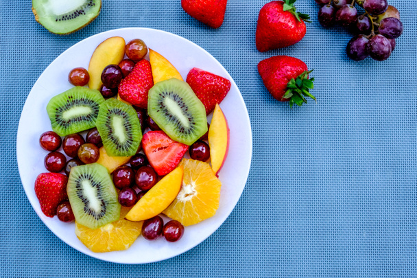 Vegetarisch vers fruit zomer salade dessert - Foto, afbeelding