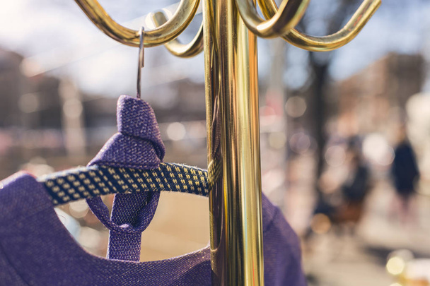 mercatino delle pulci, abito viola appeso a un portabiti dorato
 - Foto, immagini