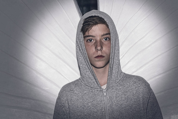 Portret van een serieuze jongeman met hoodie - Foto, afbeelding