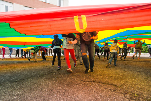 Spiel mit dem Regenbogen-Fallschirm - Foto, Bild