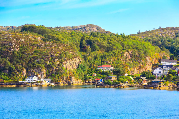 ノルウェーの山とフィヨルドの風景 - 写真・画像