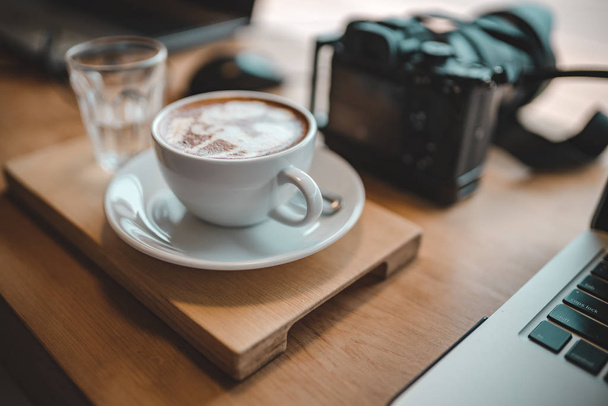 Latte káva a fotoaparát v kavárně je čas relaxace - Fotografie, Obrázek