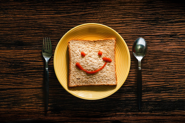 Concepto de Vida Feliz. Pan en la placa con cuchara y tenedor para el descanso
 - Foto, Imagen