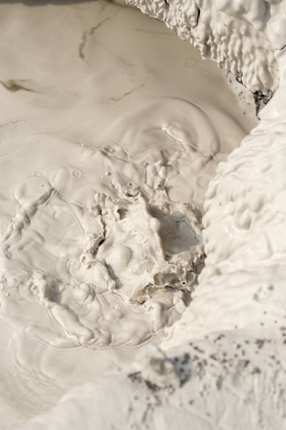 калюжа киплячій і молочно-грязей в Єллоустоунський національний парк в штаті Вайомінг в Америці - Фото, зображення