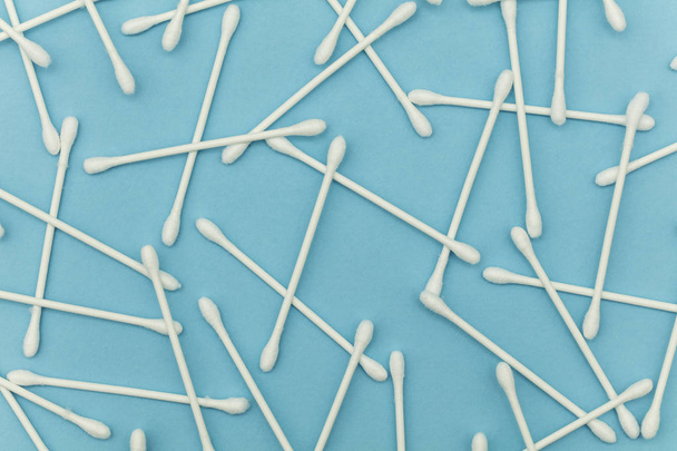 Cotton buds on a blue background. Sanitary qtip hygenic accessor - Foto, afbeelding