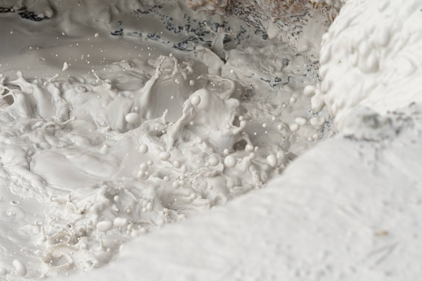 アメリカのワイオミング州のイエローストーン国立公園の沸騰と乳白色の泥の水たまり - 写真・画像