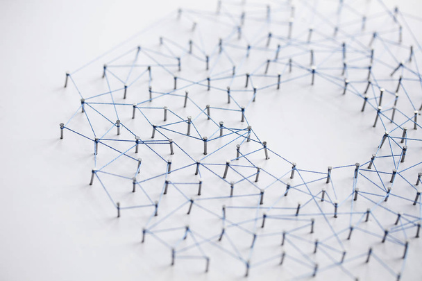 A large grid of pins connected with string. Communication, techn - Foto, afbeelding
