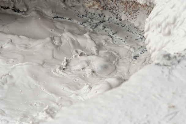 калюжа киплячій і молочно-грязей в Єллоустоунський національний парк в штаті Вайомінг в Америці - Фото, зображення