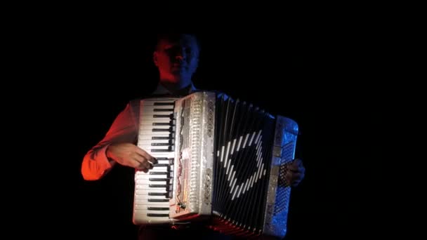 Virtuose Akkordeonspielerin spielt Akkordeon meisterhaft im Studio auf schwarzem Hintergrund, isoliert, Nahaufnahme - Filmmaterial, Video