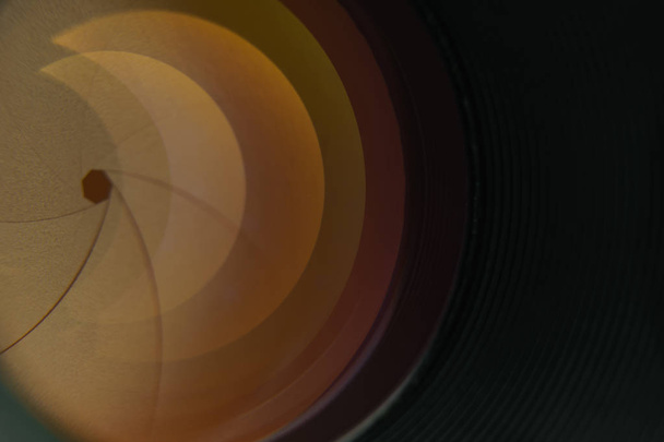 Close-up camera diafragma lens met geel glas reflectie. Macro weergave. - Foto, afbeelding