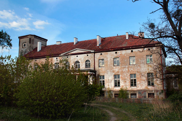 Abandoned palace in Nerwiki, Warmian-Masurian Voivodeship in northern Poland. - Zdjęcie, obraz