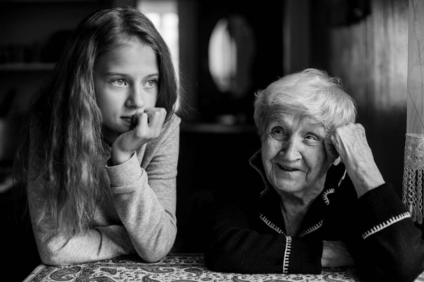 Abuela hablando con su nieta, foto en blanco y negro
. - Foto, Imagen