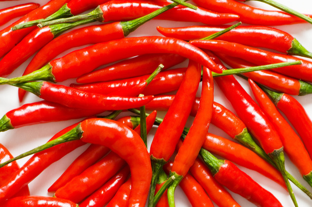 Red and green chili peppers - Foto, Bild