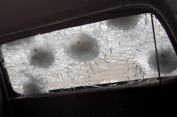 フラグメント軍狙撃バルから車のフロントガラスに大きな亀裂 - 写真・画像