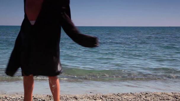 Garçon sortir de l'eau de mer et repoussé veste costume
 - Séquence, vidéo