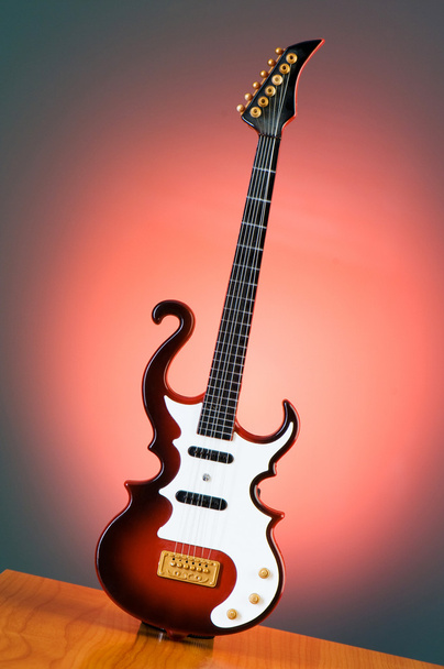 Rock gitar renkli bir arka plana dayanır - Fotoğraf, Görsel
