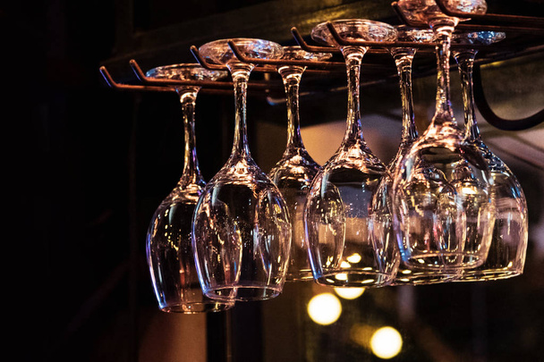 Γυαλιά κρέμονται πάνω ράφι μπαρ, γυαλιά ανασταλεί πάνω από ένα μπαρ - Φωτογραφία, εικόνα