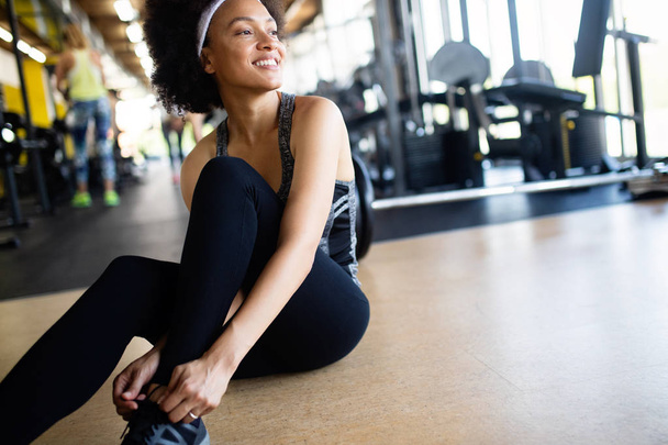 Portrait of young black fitness woman in gym - Foto, afbeelding