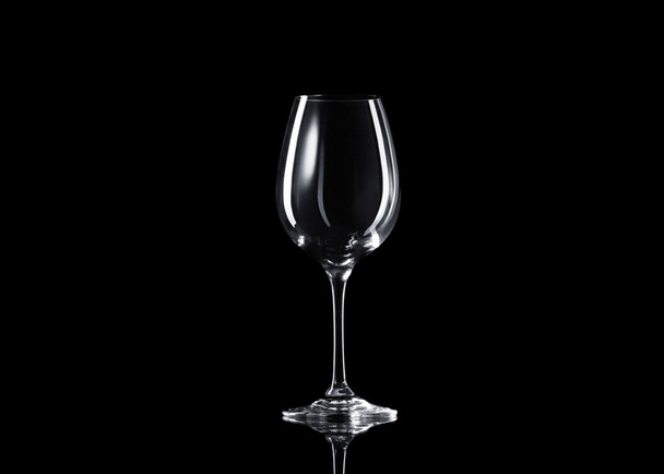 Empty glass of wine on black background - Foto, afbeelding