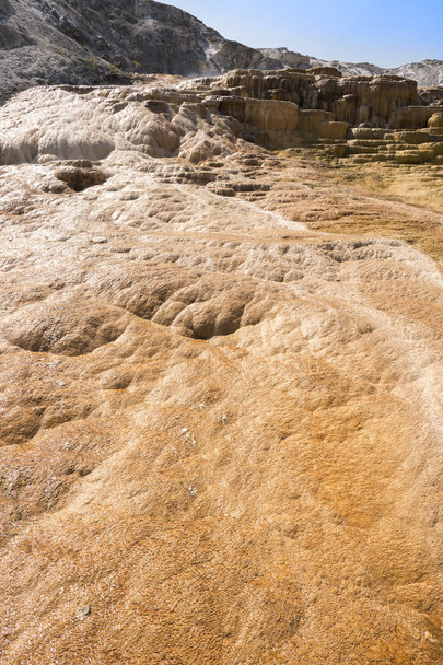 Thermalquellen und Kalksteinformationen an riesigen heißen Quellen in Amerika - Foto, Bild