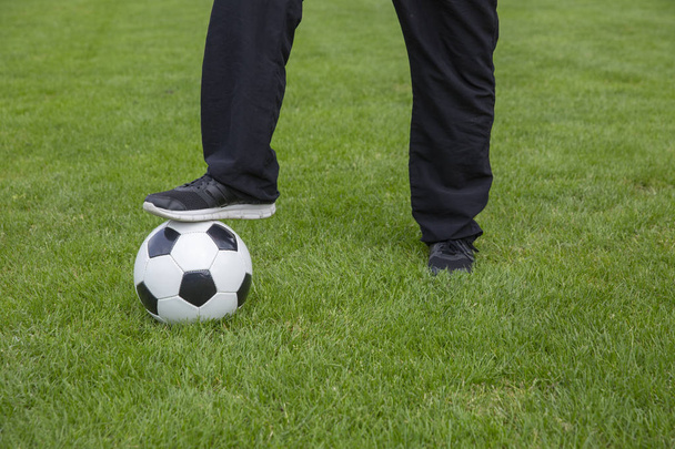 Τα πόδια με μπάλα ποδοσφαίρου - Φωτογραφία, εικόνα