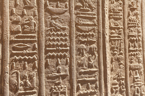 Hieróglifos em Kom Ombo Temple, Aswan, Egito
 - Foto, Imagem