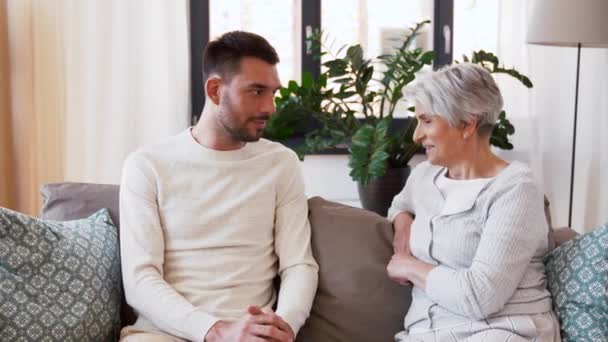 senior mother talking to adult son at home - Video, Çekim