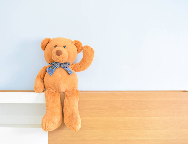 Медвежонок Тедди на фоне синей стены
. - Фото, изображение