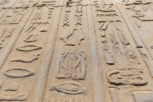 Hieroglyfit kohteessa Kom Ombo temppeli, Assuan, Egypti
 - Valokuva, kuva