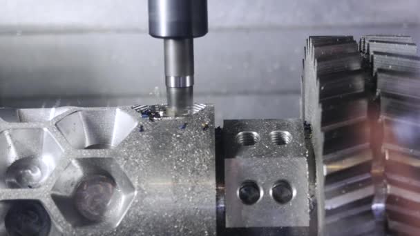 Proceso de corte de metalurgia por fresadora. Medios. Máquina CNC procesa el detalle metálico. Primer plano del procesamiento de piezas metálicas en la última máquina
 - Metraje, vídeo