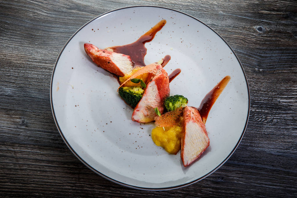 felülnézet sült csirke szeletek grillezett zöldségekkel - Fotó, kép