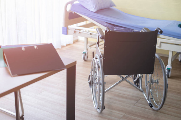 Wózek inwalidzki i łóżko pacjenta pokój w szpitalu, zdrowe i  - Zdjęcie, obraz