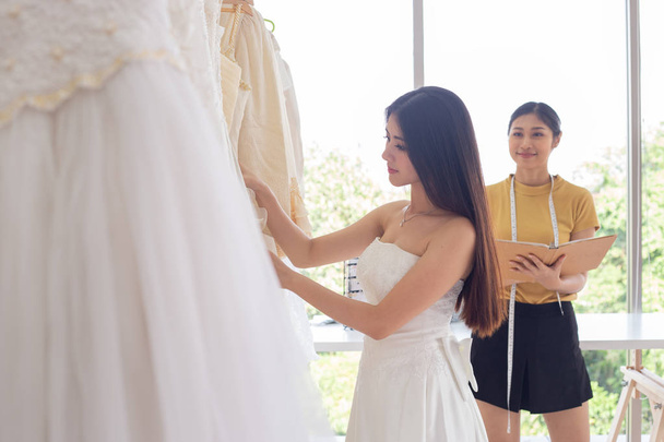 gyönyörű menyasszony keres esküvői ruhák esküvői ruha SHO - Fotó, kép