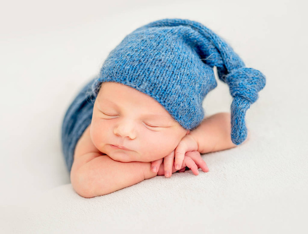 Cute boy in blue bonnet sleeping - Foto, Bild