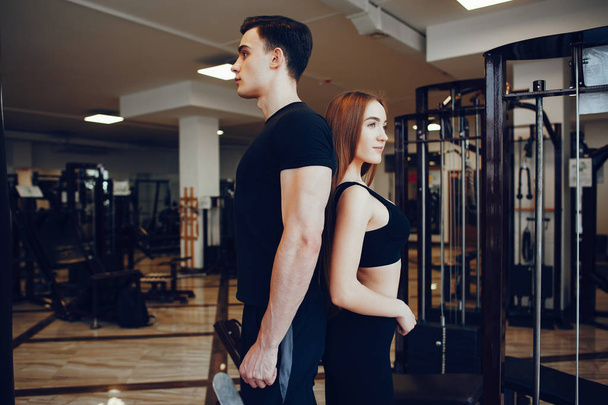 Sports couple in a morning gym - Foto, afbeelding