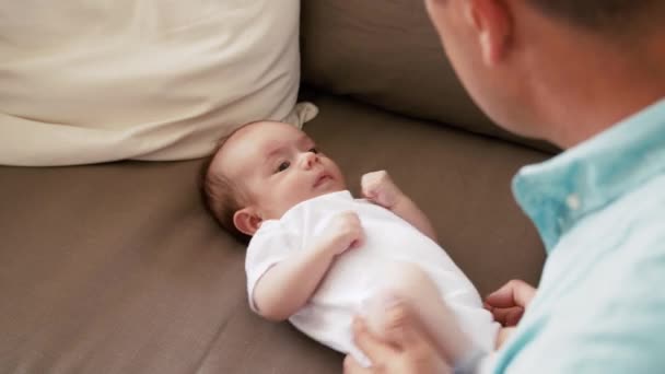 pai de meia idade com bebê filha em casa
 - Filmagem, Vídeo